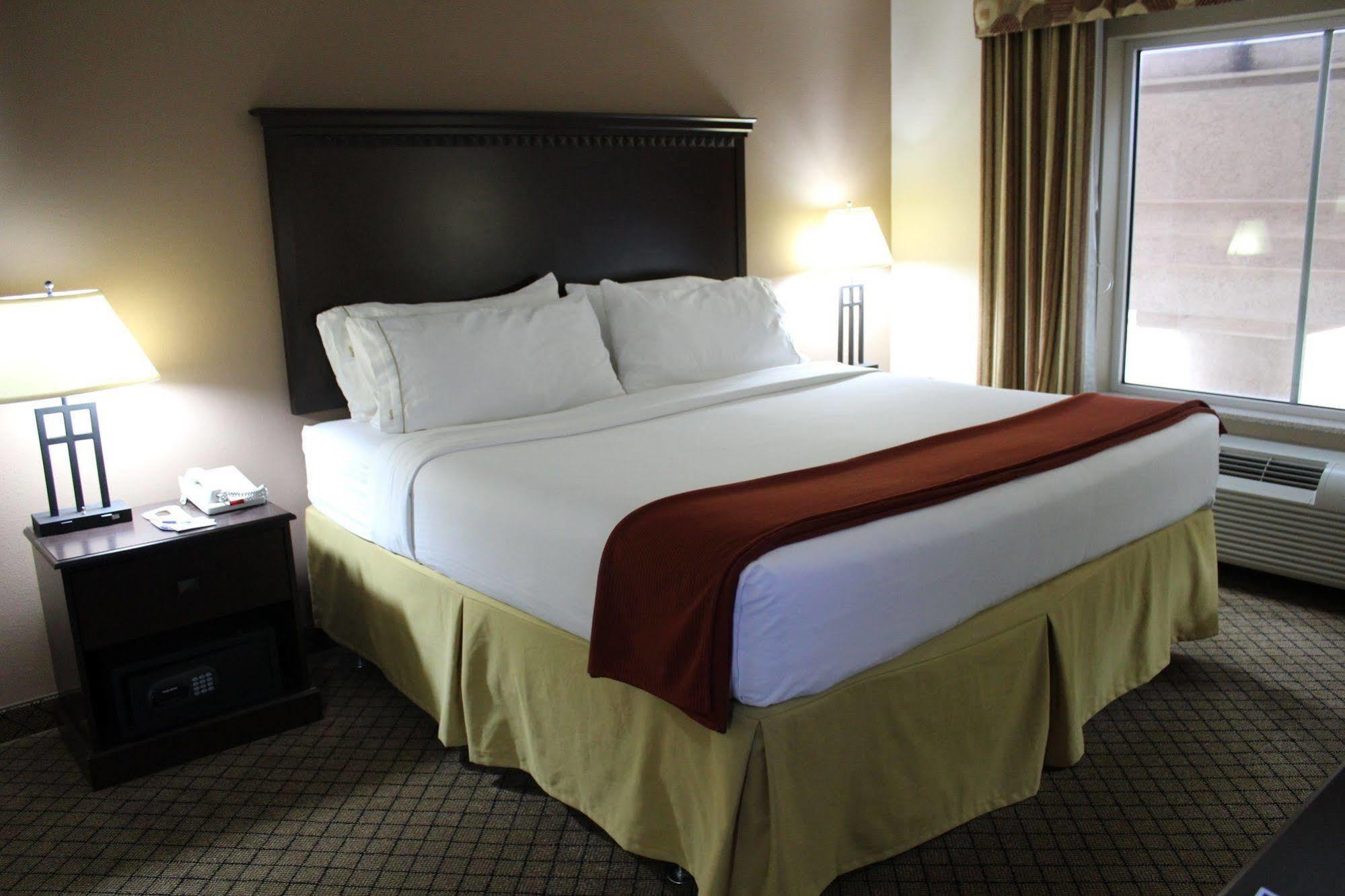 Holiday Inn Express Hotel & Suites Sedalia By Ihg Экстерьер фото