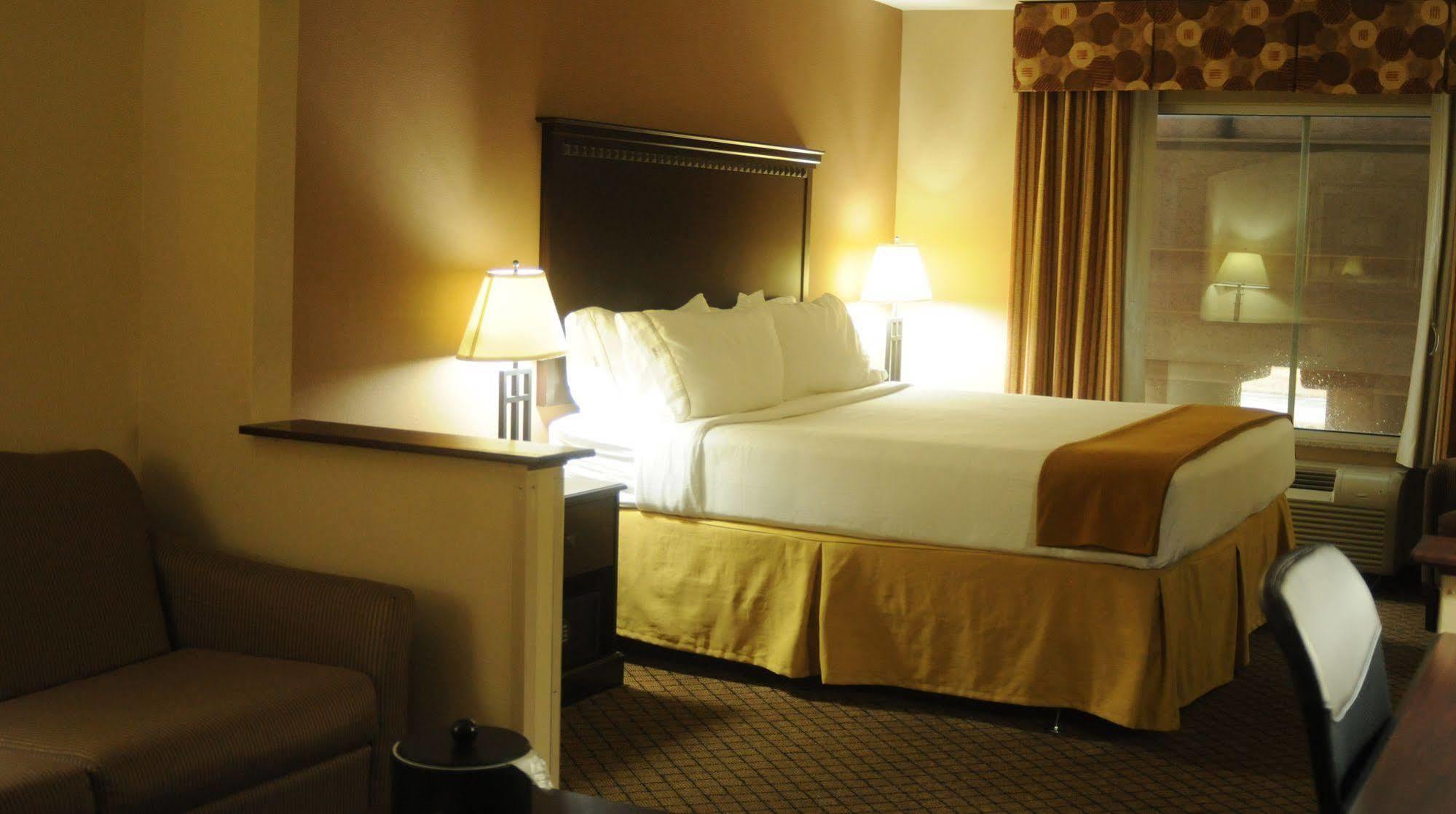 Holiday Inn Express Hotel & Suites Sedalia By Ihg Экстерьер фото